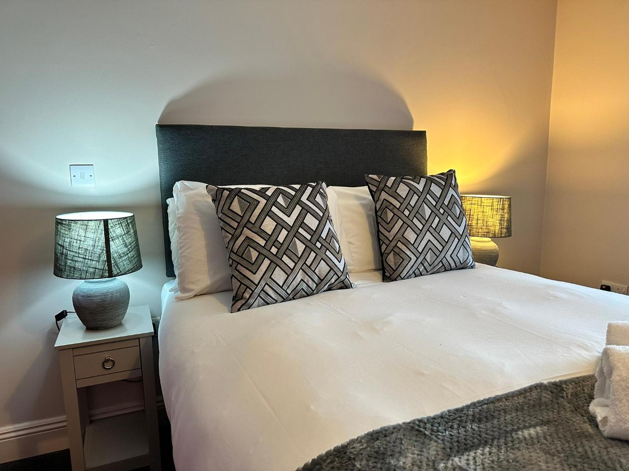 The Pub & With Onsite Free Parking 2 Minutes From Legoland Hotel 3*