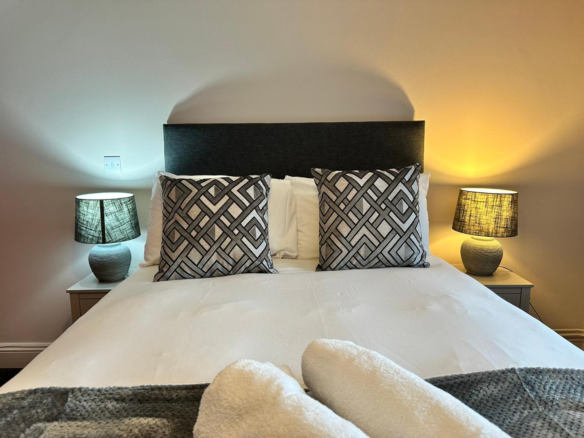 The Pub & With Onsite Free Parking 2 Minutes From Legoland Windsor