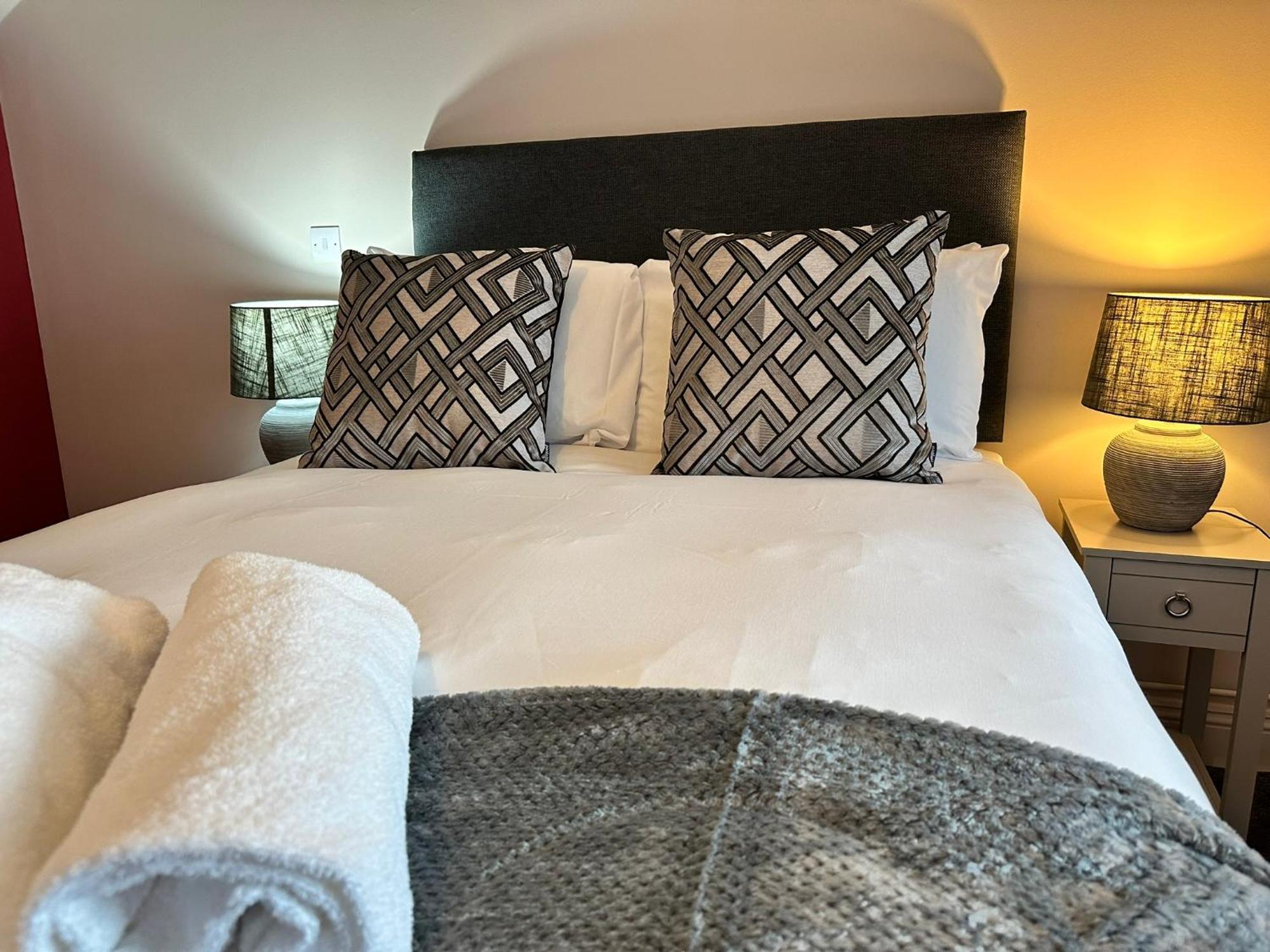 The Pub & With Onsite Free Parking 2 Minutes From Legoland Hotel Windsor