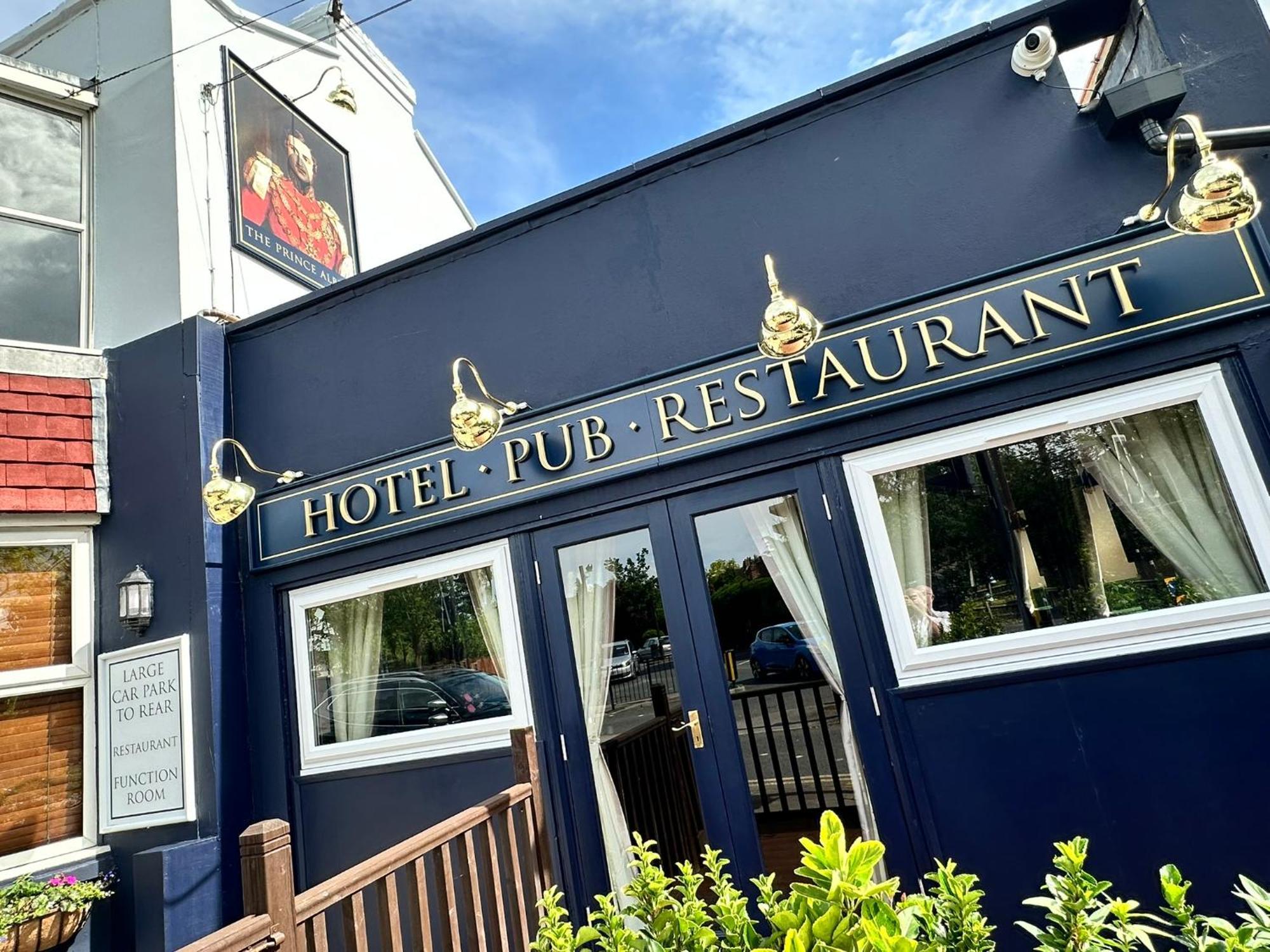 The Pub & With Onsite Free Parking 2 Minutes From Legoland Windsor