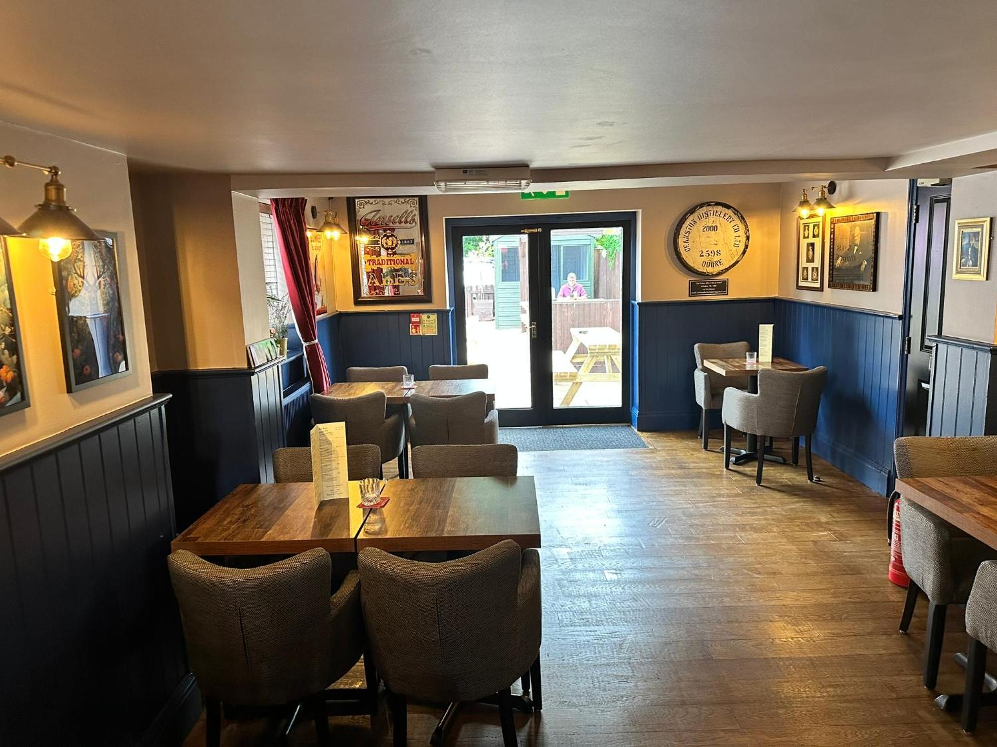 The Pub & With Onsite Free Parking 2 Minutes From Legoland 3* Windsor