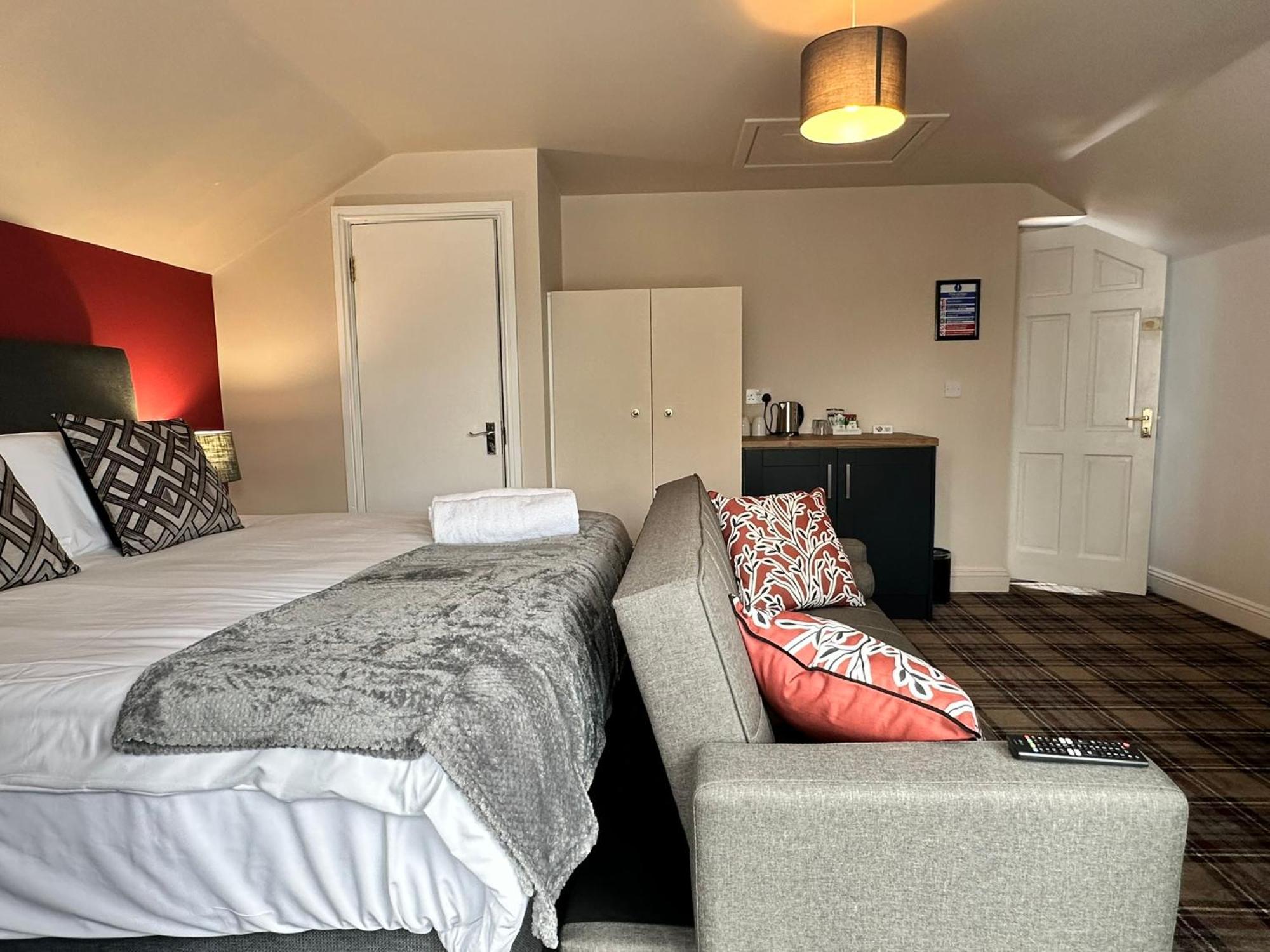 The Pub & With Onsite Free Parking 2 Minutes From Legoland 3* Windsor