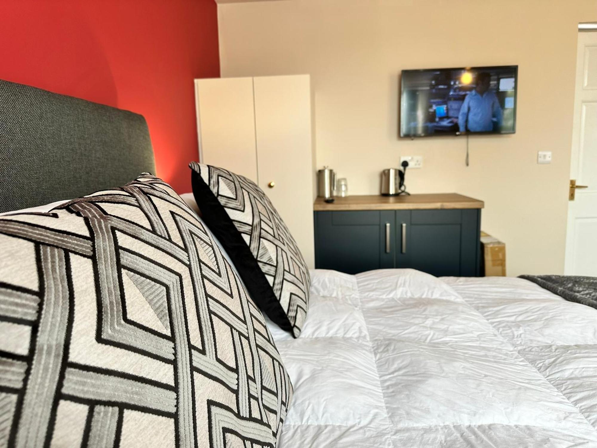 Hotel The Pub & With Onsite Free Parking 2 Minutes From Legoland 3*