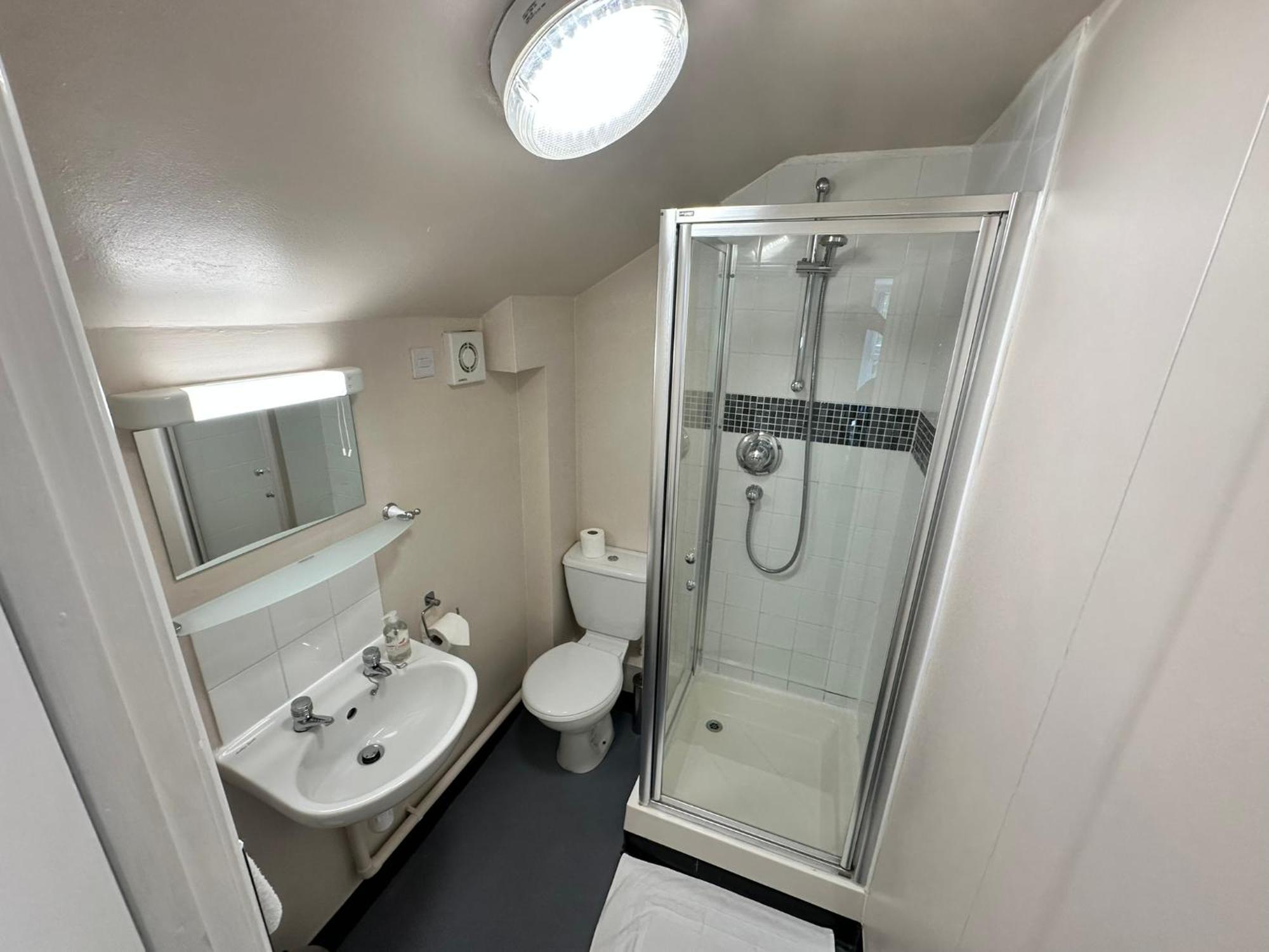 The Pub & With Onsite Free Parking 2 Minutes From Legoland Windsor