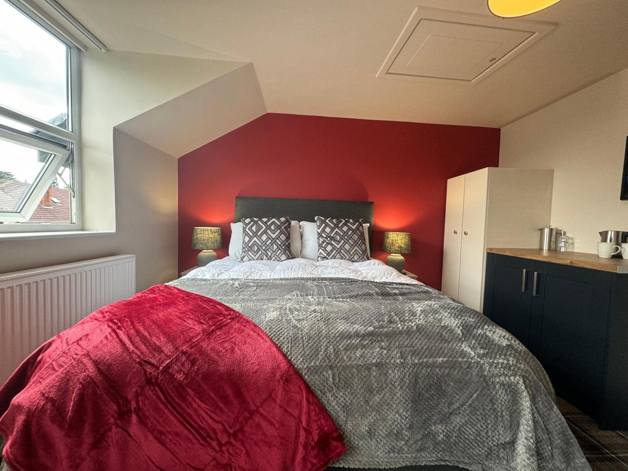 The Pub & With Onsite Free Parking 2 Minutes From Legoland