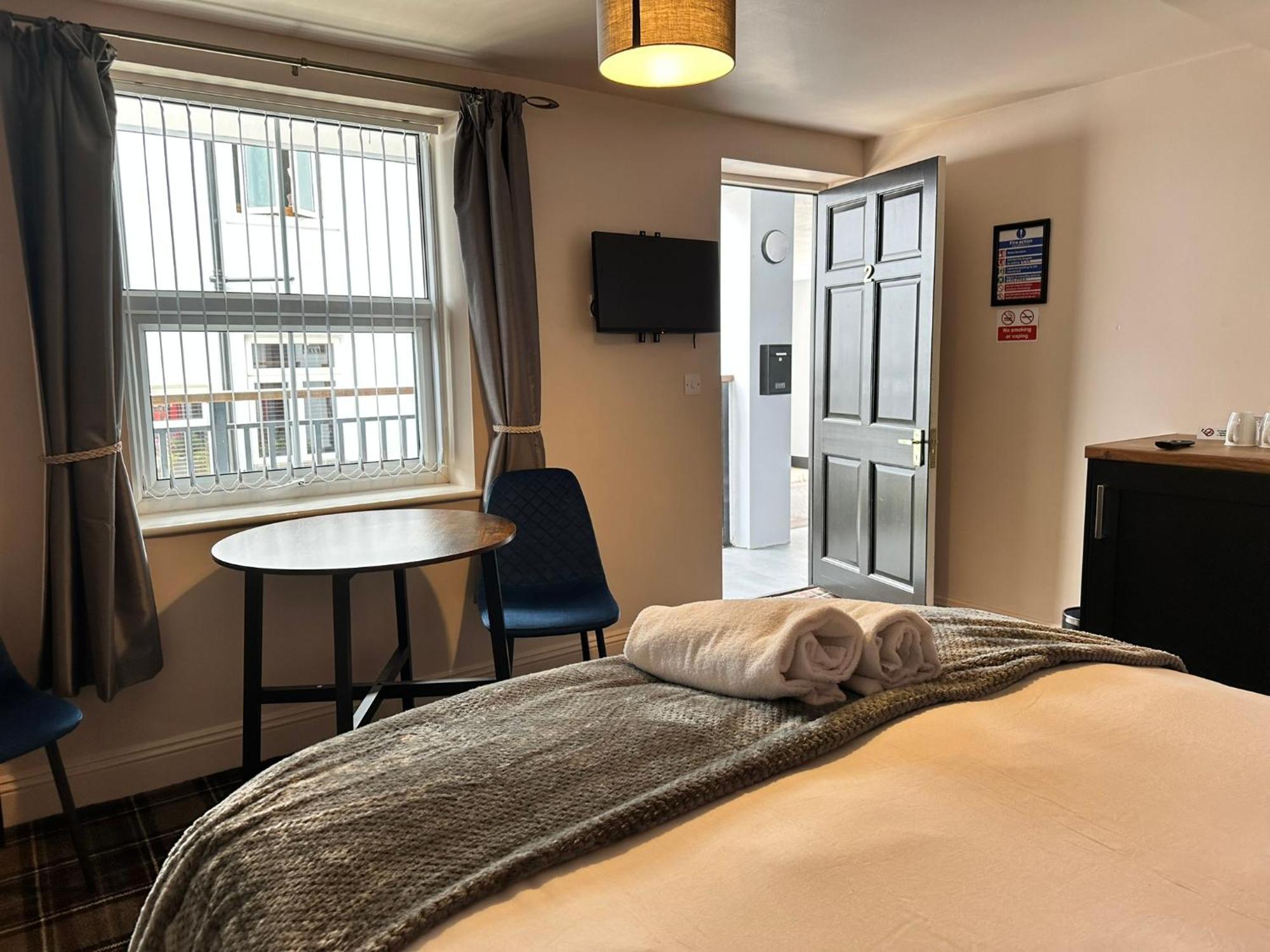 Hotel The Pub & With Onsite Free Parking 2 Minutes From Legoland 3*